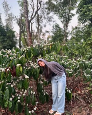 Bhavya Gowda Instagram - This place has my whole heart 🥺❤️

bhavyagowda670 #geetha #bhavya #bhavyagowda670 #geetha #kannada #kannadathi #coffee #coffeeblossom #nature #naturevibes #natureescape