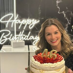 Bianca Castanho Instagram - 46 anos que eu amo celebrar a vida!!!! E o meu coração tá cheio de gratidão e alegria!!!! Muito obrigada por todas as mensagens e homenagens… muito obrigada por tanto amor e carinho!!!! E para deixar o meu dia ainda mais especial, não podia faltar a minha sobremesa favorita! E essa Pavlova do @atelie_claudiamarques além de linda, é simplesmente maravilhosaaa!!!! 👏🏻😍😋🫶🏻🎂🍓🥰 #thebestpavlova #mybirthday