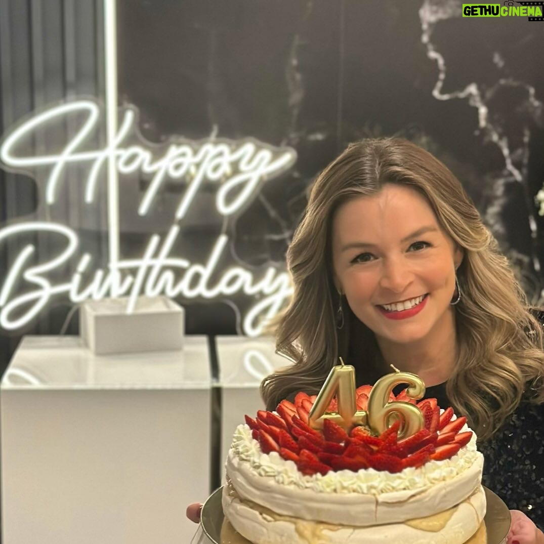 Bianca Castanho - 24.8K Likes - 46 anos que eu amo celebrar a vida!!!! E o meu coração tá cheio de gratidão e alegria!!!! Muito obrigada por todas as mensagens e homenagens… muito obrigada por tanto amor e carinho!!!! E para deixar o meu dia ainda mais especial, não podia faltar a minha sobremesa favorita! E essa Pavlova do @atelie_claudiamarques além de linda, é simplesmente maravilhosaaa!!!! 👏🏻😍😋🫶🏻🎂🍓🥰 #thebestpavlova #mybirthday