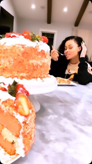 Blac Chyna Instagram - How many hours do you think it took to bake this Strawberry eclair cheesecake cake?