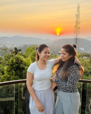 Brinda Acharya Instagram - If comfort is a crime, then we are guilty in all of ‘50 shades of grey!!!
↔️ akkaaaa @acharyavandana 💕