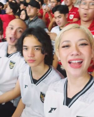 Bunga Citra Lestari Instagram - Teriak bangga satu stadion! 
Indonesia 1 - 0 Bahrain!