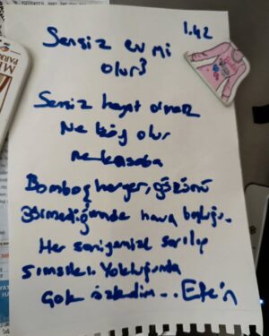 Burcu Altın Instagram - 5 Mart 2024. Eve geldim. Buzdolabına yine not bırakmışsın 4ünde yanyana değildik diye bunu yazmışsın.  Ben yine yazdığın notu öptüm. Evi topladım. Sevdiğin yemeği yaptım. Akşamüstüydü. Gelicem dediğin saatten erken yola çıktığını biliyodum bozmamıştım seni yine süpriz yapıyosun diye. Sofraya tabaklarımızı dizdim. Senin tabağına yemeği koyarken elimden düştü paramparça oldu. Hayırolsun dedim. Dizlerimin üstüne çöküp ağlamaya başladığımı hatırlıyorum. Sonra da gelen telefonu... Hiç de hayır olmadı Dağ'ım... hayır bu olmadı...