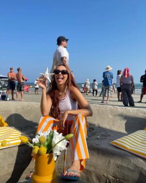 Carissa Springett Instagram - Weekend in huahin 🏝️🏄🏻‍♀️

Eat, shop, surf, sip, repeat! 🐶🌊🍹 ทำวนไปเลย

ไปมาปีที่สองแล้ว ของกินแน่น บูท shopping เยอะมีกาแฟ อร่อยๆ มีเครื่องดื่มข้ามวันข้ามคืน 🤣 Hilight ของงานน่าจะคือ แข่ง 🏄🏻‍♀️ ของน้องหมา น่ารักไปหมด งานที่รวม ทุกกลุ่มคน สัตว์เด็ก เหลือเอฟเฟค !!