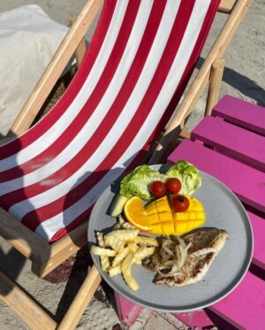 Carissa Springett Instagram - Weekend in huahin 🏝️🏄🏻‍♀️

Eat, shop, surf, sip, repeat! 🐶🌊🍹 ทำวนไปเลย

ไปมาปีที่สองแล้ว ของกินแน่น บูท shopping เยอะมีกาแฟ อร่อยๆ มีเครื่องดื่มข้ามวันข้ามคืน 🤣 Hilight ของงานน่าจะคือ แข่ง 🏄🏻‍♀️ ของน้องหมา น่ารักไปหมด งานที่รวม ทุกกลุ่มคน สัตว์เด็ก เหลือเอฟเฟค !!