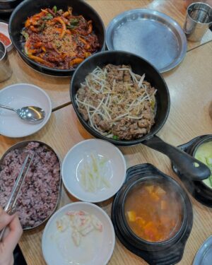 Carissa Springett Instagram - แก๊งเมียน้อย ละคร เมียหลวง check in Seoul @moose.cst ka ♥️
