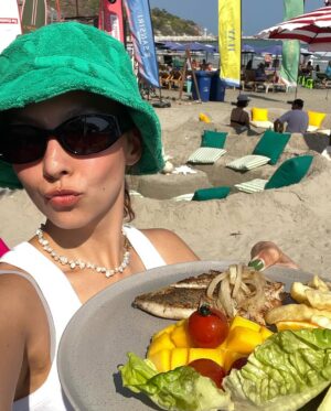 Carissa Springett Instagram - Weekend in huahin 🏝️🏄🏻‍♀️

Eat, shop, surf, sip, repeat! 🐶🌊🍹 ทำวนไปเลย

ไปมาปีที่สองแล้ว ของกินแน่น บูท shopping เยอะมีกาแฟ อร่อยๆ มีเครื่องดื่มข้ามวันข้ามคืน 🤣 Hilight ของงานน่าจะคือ แข่ง 🏄🏻‍♀️ ของน้องหมา น่ารักไปหมด งานที่รวม ทุกกลุ่มคน สัตว์เด็ก เหลือเอฟเฟค !!