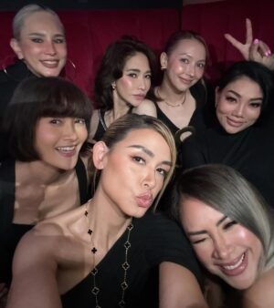 Carissa Springett Instagram - Happy anniversary 🥂✨ @hanahugo @hairitzofficial @hugolek สมหวัง ทั้งงานและความรัก ตลอดไป เป็นนิรันดร์ ต่อเนื่องไม่มีที่สิ้นสุด ไม่มีวันจบสิ้น ตลอดทุกช่วงเวลา อย่างไร้กาลเวลา และอย่างไม่หยุดยั้ง นะคะพี่ฮาน่าพี่เล็ก รักที่สุด