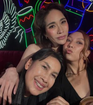 Carissa Springett Instagram - Happy anniversary 🥂✨ @hanahugo @hairitzofficial @hugolek สมหวัง ทั้งงานและความรัก ตลอดไป เป็นนิรันดร์ ต่อเนื่องไม่มีที่สิ้นสุด ไม่มีวันจบสิ้น ตลอดทุกช่วงเวลา อย่างไร้กาลเวลา และอย่างไม่หยุดยั้ง นะคะพี่ฮาน่าพี่เล็ก รักที่สุด