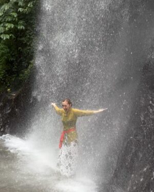 Carissa Springett Instagram - Happy birthday dayyyyyyy to me 🎂💕 Cleansing the soul, embracing new energy, and connecting with nature through Balinese purification rituals—grateful for this birthday in Bali. ✨🍃 @banyantreeescape.buahan 

รู้สึกมีความสุขมากๆ พ่อแม่ Happy บ้านได้ย้ายเข้า 
มีงานสนุกๆให้ทำ มีYava ลูกรักคนใหม่ 
ได้ทำยูทูปกับเพื่อนๆที่คิดถึงกัน
 ขอบคุณทุกคน :) ขอบคุณความรักจากคนรอบตัว ❣️

ขอบคุณลูกค้าที่ยังรักยังสนับสนุนหนู ขอบคุณสิ่งศักดิ์🙏🏻🤣 ที่ยังเป็นที่พึ่งทางใจให้หนูเสมอ 5555 
ขอบคุณผู้จัดการ ขอบทุกๆพลังงานที่ดี ปีนี้ไม่ได้อยู่ไทย หนีเข้าป่า มานอน มาชิลๆ แฮปปี้มากๆส่งต่อ ความสุขให้ทุกคนนะคะ 

ปีนี้ พร้อมมาก ให้ดำน้ำตากแดด กินนอนกลิ้ง ปีนป่าย พูดยาวนานอะไรหลายชั่วโมง ร้องเล่นเต้น อะไรติดต่อ ผจกเลยค่า พลังงานเต็ม!!