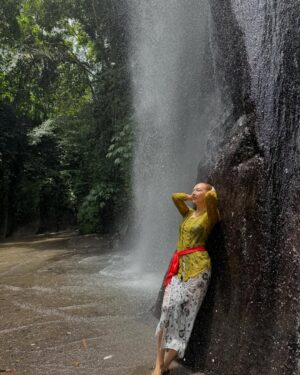 Carissa Springett Instagram - Happy birthday dayyyyyyy to me 🎂💕 Cleansing the soul, embracing new energy, and connecting with nature through Balinese purification rituals—grateful for this birthday in Bali. ✨🍃 @banyantreeescape.buahan 

รู้สึกมีความสุขมากๆ พ่อแม่ Happy บ้านได้ย้ายเข้า 
มีงานสนุกๆให้ทำ มีYava ลูกรักคนใหม่ 
ได้ทำยูทูปกับเพื่อนๆที่คิดถึงกัน
 ขอบคุณทุกคน :) ขอบคุณความรักจากคนรอบตัว ❣️

ขอบคุณลูกค้าที่ยังรักยังสนับสนุนหนู ขอบคุณสิ่งศักดิ์🙏🏻🤣 ที่ยังเป็นที่พึ่งทางใจให้หนูเสมอ 5555 
ขอบคุณผู้จัดการ ขอบทุกๆพลังงานที่ดี ปีนี้ไม่ได้อยู่ไทย หนีเข้าป่า มานอน มาชิลๆ แฮปปี้มากๆส่งต่อ ความสุขให้ทุกคนนะคะ 

ปีนี้ พร้อมมาก ให้ดำน้ำตากแดด กินนอนกลิ้ง ปีนป่าย พูดยาวนานอะไรหลายชั่วโมง ร้องเล่นเต้น อะไรติดต่อ ผจกเลยค่า พลังงานเต็ม!!