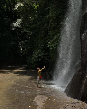Carissa Springett Instagram - Happy birthday dayyyyyyy to me 🎂💕 Cleansing the soul, embracing new energy, and connecting with nature through Balinese purification rituals—grateful for this birthday in Bali. ✨🍃 @banyantreeescape.buahan 

รู้สึกมีความสุขมากๆ พ่อแม่ Happy บ้านได้ย้ายเข้า 
มีงานสนุกๆให้ทำ มีYava ลูกรักคนใหม่ 
ได้ทำยูทูปกับเพื่อนๆที่คิดถึงกัน
 ขอบคุณทุกคน :) ขอบคุณความรักจากคนรอบตัว ❣️

ขอบคุณลูกค้าที่ยังรักยังสนับสนุนหนู ขอบคุณสิ่งศักดิ์🙏🏻🤣 ที่ยังเป็นที่พึ่งทางใจให้หนูเสมอ 5555 
ขอบคุณผู้จัดการ ขอบทุกๆพลังงานที่ดี ปีนี้ไม่ได้อยู่ไทย หนีเข้าป่า มานอน มาชิลๆ แฮปปี้มากๆส่งต่อ ความสุขให้ทุกคนนะคะ 

ปีนี้ พร้อมมาก ให้ดำน้ำตากแดด กินนอนกลิ้ง ปีนป่าย พูดยาวนานอะไรหลายชั่วโมง ร้องเล่นเต้น อะไรติดต่อ ผจกเลยค่า พลังงานเต็ม!!