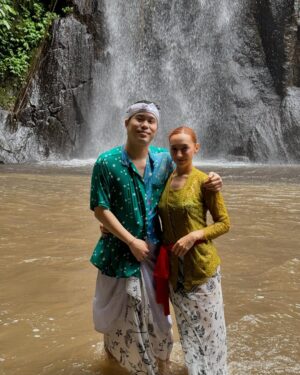 Carissa Springett Instagram - Happy birthday dayyyyyyy to me 🎂💕 Cleansing the soul, embracing new energy, and connecting with nature through Balinese purification rituals—grateful for this birthday in Bali. ✨🍃 @banyantreeescape.buahan 

รู้สึกมีความสุขมากๆ พ่อแม่ Happy บ้านได้ย้ายเข้า 
มีงานสนุกๆให้ทำ มีYava ลูกรักคนใหม่ 
ได้ทำยูทูปกับเพื่อนๆที่คิดถึงกัน
 ขอบคุณทุกคน :) ขอบคุณความรักจากคนรอบตัว ❣️

ขอบคุณลูกค้าที่ยังรักยังสนับสนุนหนู ขอบคุณสิ่งศักดิ์🙏🏻🤣 ที่ยังเป็นที่พึ่งทางใจให้หนูเสมอ 5555 
ขอบคุณผู้จัดการ ขอบทุกๆพลังงานที่ดี ปีนี้ไม่ได้อยู่ไทย หนีเข้าป่า มานอน มาชิลๆ แฮปปี้มากๆส่งต่อ ความสุขให้ทุกคนนะคะ 

ปีนี้ พร้อมมาก ให้ดำน้ำตากแดด กินนอนกลิ้ง ปีนป่าย พูดยาวนานอะไรหลายชั่วโมง ร้องเล่นเต้น อะไรติดต่อ ผจกเลยค่า พลังงานเต็ม!!