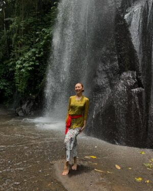 Carissa Springett Instagram - Happy birthday dayyyyyyy to me 🎂💕 Cleansing the soul, embracing new energy, and connecting with nature through Balinese purification rituals—grateful for this birthday in Bali. ✨🍃 @banyantreeescape.buahan 

รู้สึกมีความสุขมากๆ พ่อแม่ Happy บ้านได้ย้ายเข้า 
มีงานสนุกๆให้ทำ มีYava ลูกรักคนใหม่ 
ได้ทำยูทูปกับเพื่อนๆที่คิดถึงกัน
 ขอบคุณทุกคน :) ขอบคุณความรักจากคนรอบตัว ❣️

ขอบคุณลูกค้าที่ยังรักยังสนับสนุนหนู ขอบคุณสิ่งศักดิ์🙏🏻🤣 ที่ยังเป็นที่พึ่งทางใจให้หนูเสมอ 5555 
ขอบคุณผู้จัดการ ขอบทุกๆพลังงานที่ดี ปีนี้ไม่ได้อยู่ไทย หนีเข้าป่า มานอน มาชิลๆ แฮปปี้มากๆส่งต่อ ความสุขให้ทุกคนนะคะ 

ปีนี้ พร้อมมาก ให้ดำน้ำตากแดด กินนอนกลิ้ง ปีนป่าย พูดยาวนานอะไรหลายชั่วโมง ร้องเล่นเต้น อะไรติดต่อ ผจกเลยค่า พลังงานเต็ม!!