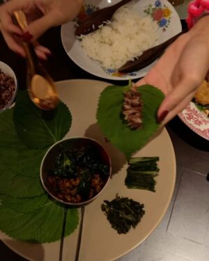 Carissa Springett Instagram - Pre birthday dinner 🎂🥰 กับพี่ๆ แบบด่วนก่อนบินเข้าป่า นอนพักในวันเกิดปีนี้ ดีใจที่ร้านเปิดปุ๊ปจองเลย @somabangkok ก่อนแมส 15 ที่ สั่งทุกเมนู เมนูละสามจาน กลัวแมสละจองไม่ได้5555 อร่อยมากก อร่อยร้องขอชีวิตตอนท้าย 🤣🤣 กลับมาซ้ำแน่ ขอบคุณพี่ๆทุกคนที่มาที่ไม่มาแต่รักกันนะคะ หัวเราะง่ายๆกันแบบนี้ จับมือ กินกาวิสคอนกันก่อนนอน แฮปปี้ที่สุด หนูรักน้าาาา