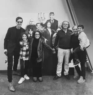 Carla Andrino Instagram - Ontem, fomos assistir à estreia da "Família Adams", um espectáculo de @ricardo_neves_neves, produzido pela @fproducao. 
Tudo é fan-tás-ti-co: texto, encenação, interpretação dos actores, bailarinos, música, guarda-roupa, bailarinos e cenário. Parabéns a tod@s.
Não quero deixar de elogiar - até porque foi unânime - o excelente trabalho do Mordomo @frederico_amaral_ Não me espanta, porque lhe reconheço o talento, a entrega e dedicação a cada projecto. Mas, vê-lo brilhar, mais uma vez, comoveu-me. E senti um orgulho do tamanho da VIDA ❤️ #grataavida
#quesorteanossa #amorpelafamília