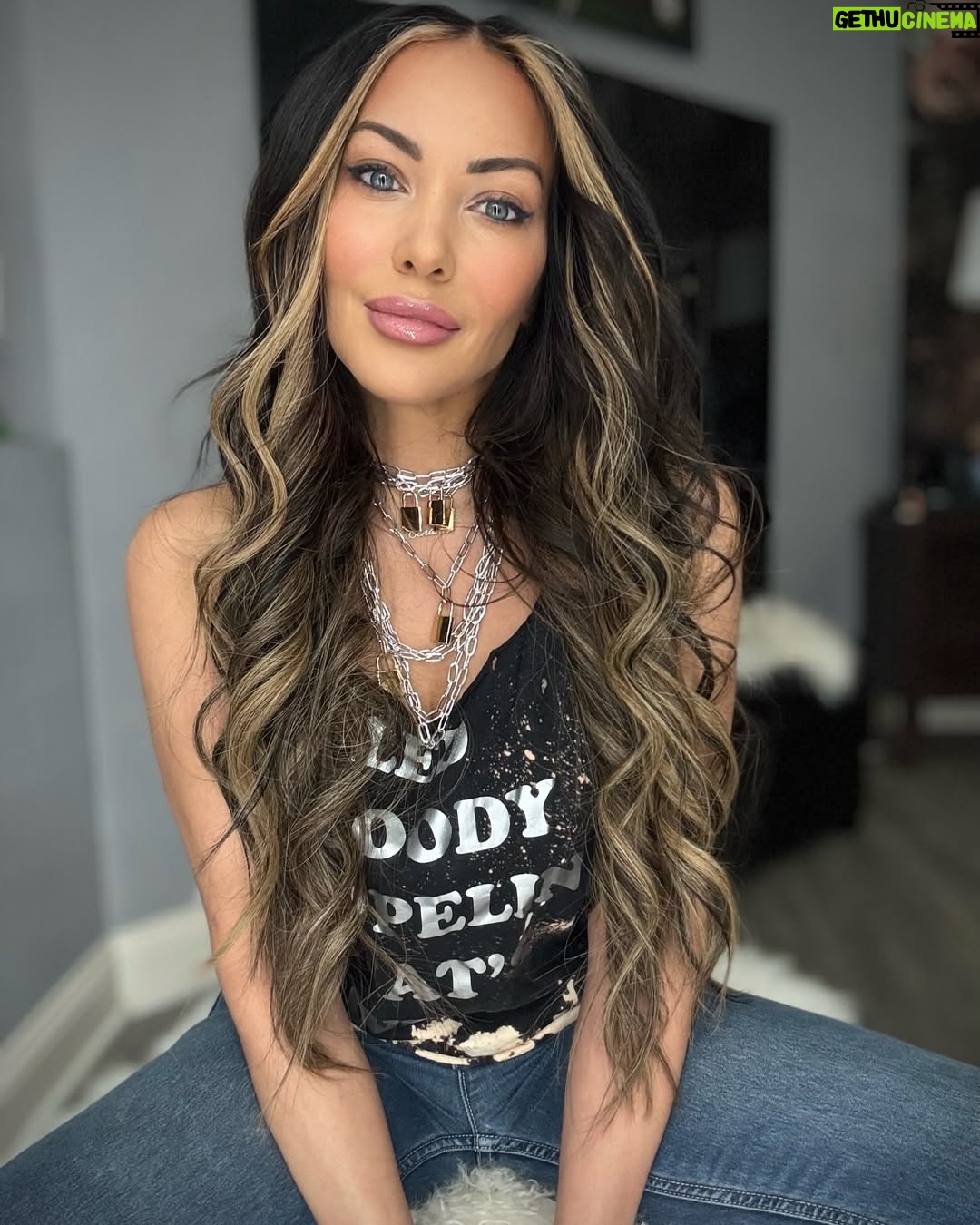 Carla Harvey - 5K Likes - I have no catchy captions, i'm just a very happy, lucky girl this week ❤️ It's about to get violent 😈