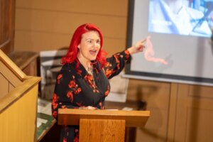 Carla Valentine Instagram - I look as though I'm going to kill this girl and eat her! Thanks so much to @stevecrossphotos for taking these pics during my sold out talk at @oldoperatingtheatre last week. I'm thinking of repeating the talk at my place (Bart's Pathology Museum) because so many people have asked me to! Watch this space...❤️🔪