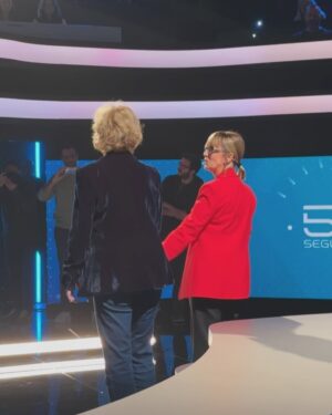 Carlota Corredera Instagram - Carrusel de mi pasado miércoles en @rtvecatalunya 🎠📺
1. Llegada
2. Preparada para L’altaveu
3. “La cheloteca” 
4. En la sala de los espejos de #59segundos
5, 6 y 7 Dos grandes referentes profesionales, ¡qué suerte la mía! 🤩🌟
8 y 9 Selfies a pie de micro
10 Con mi admirada @torrentenatalia: VALIENTE! 💜
11 Mis espectadores me ven en @la2_tve