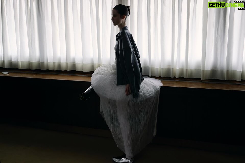 Carlota Guerrero - 6.2K Likes - Esther wearing a preview of ss25 seen by @carlota_guerrero and @annasantangelo
Photography @carlota_guerrero @nicolasferiche
Production @eldiadespuesdehoy_
Stylist @annasantangelo
Casting @juliaasarocasting
Movement director @guillemjimenezz
HMU @manuelapane