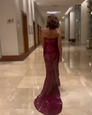 Carmen Gloria Arroyo Instagram - Acompañamos por segundo año a nuestra querida Carmen Gloria en la creación de unos hermosos aros en forma de hoja con movimiento y un anillo triple corrida pavé, cuidadosamente diseñados para capturar la luz con los destellos sofisticados de la moissanita. El complemento perfecto para iluminar el hermoso diseño de vestuario que lució Carmen en esta ocasión.

Vestido: @ricardo_cona 
Make up: @danielarojast7 
Hairstyle: @studio.ziad 
Styling: @lore_flores