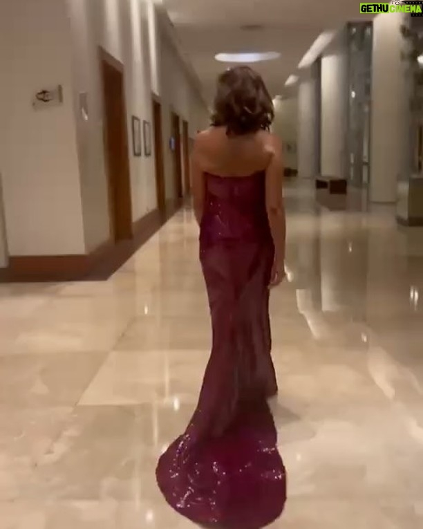 Carmen Gloria Arroyo - 2.2K Likes - Acompañamos por segundo año a nuestra querida Carmen Gloria en la creación de unos hermosos aros en forma de hoja con movimiento y un anillo triple corrida pavé, cuidadosamente diseñados para capturar la luz con los destellos sofisticados de la moissanita. El complemento perfecto para iluminar el hermoso diseño de vestuario que lució Carmen en esta ocasión.
Vestido: @ricardo_cona
Make up: @danielarojast7
Hairstyle: @studio.ziad
Styling: @lore_flores