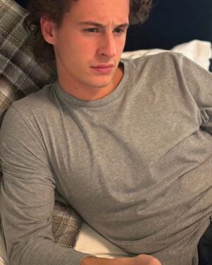 Carole Richert Instagram - VINCENT♥️🎂🎂🎂🎂 25 ANS!!! Des rêves, des doutes, des espoirs , de la légèreté, de la profondeur , tout cela dans les regards d’une petite bouille devenue grande et qui s’interroge ! 25 ans, tout de même ! la vie devant soi ! des bonheurs possibles et de l’amour, beaucoup d’amour♥️♥️♥️ @vincentrlt  JOYEUX ANNIVERSAIRE MON FILS CHÉRI