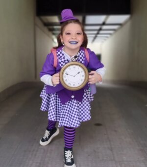 Catarina Siqueira Instagram - Mad Hatter in purple. Minha perfeitinha 💜 

#carnaval #siguremapiquena
#madatter #aliceinwonderland #becausethatsjustthewayitis