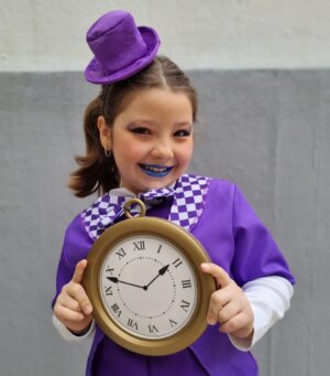 Catarina Siqueira Instagram - Mad Hatter in purple. Minha perfeitinha 💜 

#carnaval #siguremapiquena
#madatter #aliceinwonderland #becausethatsjustthewayitis