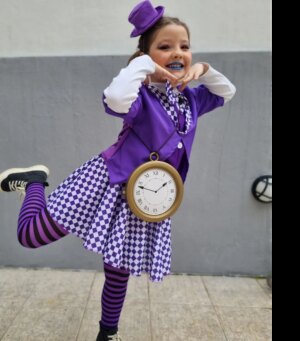 Catarina Siqueira Instagram - Mad Hatter in purple. Minha perfeitinha 💜 

#carnaval #siguremapiquena
#madatter #aliceinwonderland #becausethatsjustthewayitis