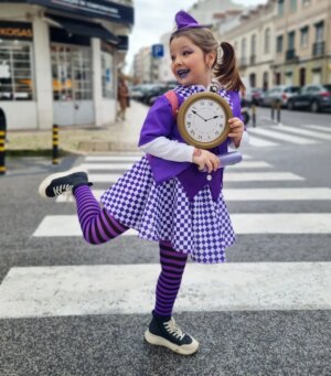 Catarina Siqueira Instagram - Mad Hatter in purple. Minha perfeitinha 💜 

#carnaval #siguremapiquena
#madatter #aliceinwonderland #becausethatsjustthewayitis