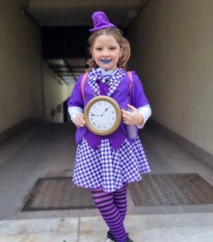 Catarina Siqueira Instagram - Mad Hatter in purple. Minha perfeitinha 💜 

#carnaval #siguremapiquena
#madatter #aliceinwonderland #becausethatsjustthewayitis
