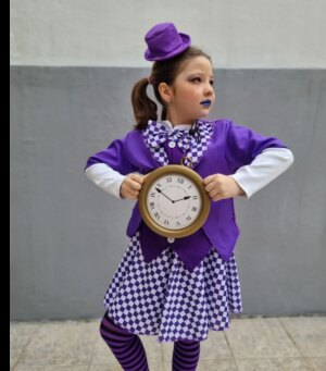 Catarina Siqueira Instagram - Mad Hatter in purple. Minha perfeitinha 💜 

#carnaval #siguremapiquena
#madatter #aliceinwonderland #becausethatsjustthewayitis
