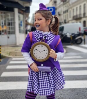 Catarina Siqueira Instagram - Mad Hatter in purple. Minha perfeitinha 💜 

#carnaval #siguremapiquena
#madatter #aliceinwonderland #becausethatsjustthewayitis