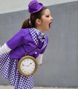 Catarina Siqueira Instagram - Mad Hatter in purple. Minha perfeitinha 💜 

#carnaval #siguremapiquena
#madatter #aliceinwonderland #becausethatsjustthewayitis