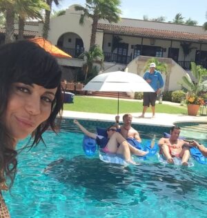 Catherine Bell Instagram - Who remembers Dawwwwwn DeFazzzziooooo????? 💁🏻‍♀️
@adamsandler @davidspade @michaelchiklis @netflix