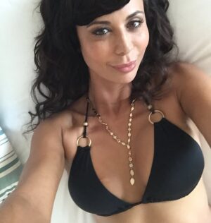 Catherine Bell Instagram - Who remembers Dawwwwwn DeFazzzziooooo????? 💁🏻‍♀️
@adamsandler @davidspade @michaelchiklis @netflix