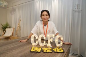 Catherine Chau Instagram - (記)•2025.03.15•
多謝家怡 @kayeechau 陪我哋渡過既開心又感動又窩心嘅十週年慶典🥹
•
十年了，有幸成為您嘅家應子，陪伴您走過高山低谷🥰您成日都話要成為我哋嘅驕傲，要大家為你而感到光榮，其實您已經做到了！繼續用作品說話🤍
•
十週年快樂！以後更多嘅十週年都會有我哋陪您！CCFC永遠做您最強後盾✨✨✨
No matter how the future is,
We‘ll got your back!!!
•

p.s.期待下次再聚！生日會定聖誕party好呢🤭

#我們的最佳女主角
#我愛周家怡
#我哋無跟錯大佬
#我是家應子我自豪
#條banner簡直係為整個慶典加持
#你哋話係咪先
#哎呀 #搞喊咗本尊添
#對不起 #請原諒我哋
#bethanksful #beblessed
#周家怡 #CatherineChau #ChauKaYee #家應子

Special Thanks場地提供： @nwisland_hkstudio