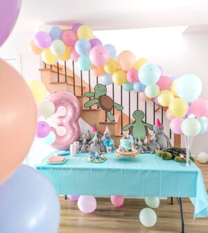 Catherine Francoeur Instagram - Petites parcelles de son 3e anniversaire - à sa demande, une fête tortue ! 🐢
J'ai vite réalisé que ça allait être un brin compliqué considérant que les seules décorations de fête existantes à l'effigie de tortues sont les Ninja Turtles 🫡 Mais j'ai quelques années derrière la cravate en DIY (🤫😂) et on a réussi à faire un décor coloré, pile à l'image de ses tortues préférées ! 
Son sourire témoigne beaucoup de son bonheur 🤭🩷