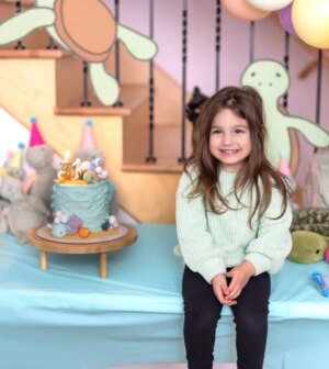 Catherine Francoeur Instagram - Petites parcelles de son 3e anniversaire - à sa demande, une fête tortue ! 🐢
J'ai vite réalisé que ça allait être un brin compliqué considérant que les seules décorations de fête existantes à l'effigie de tortues sont les Ninja Turtles 🫡 Mais j'ai quelques années derrière la cravate en DIY (🤫😂) et on a réussi à faire un décor coloré, pile à l'image de ses tortues préférées ! 
Son sourire témoigne beaucoup de son bonheur 🤭🩷