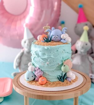 Catherine Francoeur Instagram - Petites parcelles de son 3e anniversaire - à sa demande, une fête tortue ! 🐢
J'ai vite réalisé que ça allait être un brin compliqué considérant que les seules décorations de fête existantes à l'effigie de tortues sont les Ninja Turtles 🫡 Mais j'ai quelques années derrière la cravate en DIY (🤫😂) et on a réussi à faire un décor coloré, pile à l'image de ses tortues préférées ! 
Son sourire témoigne beaucoup de son bonheur 🤭🩷