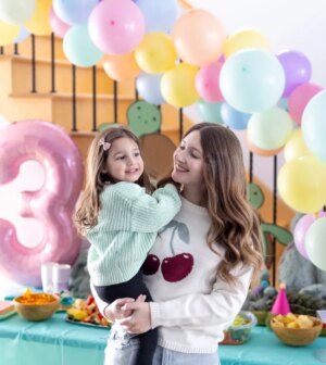 Catherine Francoeur Instagram - Petites parcelles de son 3e anniversaire - à sa demande, une fête tortue ! 🐢
J'ai vite réalisé que ça allait être un brin compliqué considérant que les seules décorations de fête existantes à l'effigie de tortues sont les Ninja Turtles 🫡 Mais j'ai quelques années derrière la cravate en DIY (🤫😂) et on a réussi à faire un décor coloré, pile à l'image de ses tortues préférées ! 
Son sourire témoigne beaucoup de son bonheur 🤭🩷