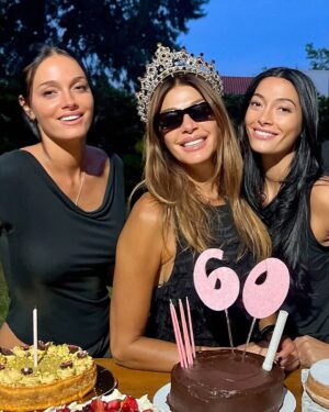 Catherine Fulop Instagram - La octavita de mis 60 jajaja!!! Que siga el baile 🥂🎂
Gracias Gracias Gracias a todos mis seres queridos
Y agradecimientos especiales a mi querida @adairehernandez por su entrega y sorprenderme con una hermosa serenata de la mano de los genios @alfredoviedoficial 
@marive___ 
@armoniabandoficial y mil gracias @alctransfers por traer a mis invitados.
@growlerstore.ar quien nos acompañó con toda la bebida.
Toda la familia de @malta58ccs 
Mi pana Martín que nos deleitó con sus tragos gracias 
@swizzologist gracias 
Toda la decoración de @cotioficial 
Mi hermanita @renatapatisserie 
Y acá les dejo lo que me escribieron mis amigas!!!! Algo de lo que yo soy 
Hoy, celebramos no solo tu cumpleaños, sino también todos los momentos que vivimos juntas. Cuando llegaste al colegio , la división de A y B , que liooooo , el primer grado , . Muchas de las que estamos acá nos convertimos casi en tu familia . Tu fiesta de40 te acordas ???? Éramos tan jóvenes !!!!! Las risas, las las conversaciones profundas, cada uno de los recuerdos que hemos acumulado a lo largo de todo este tiempo. Gracias por  ser la persona que sos , somos afortunadas de tenerte entre nosotras . Sos leal , sos cercana , sos pilas , sos sensible , sos amiga , sos compañera . Es escuchar en nuestra a Argentina una tonada venezolana un chama , un marica , una vaina , tequeños … y todo nos remite  a vos !!!! Te adoptamos Cathy !!!!… solo te deseamos felicidad !!!!
Se les quiere mi gente ♥️
