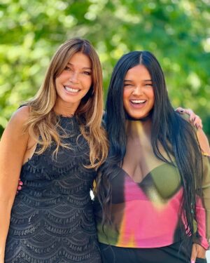 Catherine Fulop Instagram - La octavita de mis 60 jajaja!!! Que siga el baile 🥂🎂
Gracias Gracias Gracias a todos mis seres queridos
Y agradecimientos especiales a mi querida @adairehernandez por su entrega y sorprenderme con una hermosa serenata de la mano de los genios @alfredoviedoficial 
@marive___ 
@armoniabandoficial y mil gracias @alctransfers por traer a mis invitados.
@growlerstore.ar quien nos acompañó con toda la bebida.
Toda la familia de @malta58ccs 
Mi pana Martín que nos deleitó con sus tragos gracias 
@swizzologist gracias 
Toda la decoración de @cotioficial 
Mi hermanita @renatapatisserie 
Y acá les dejo lo que me escribieron mis amigas!!!! Algo de lo que yo soy 
Hoy, celebramos no solo tu cumpleaños, sino también todos los momentos que vivimos juntas. Cuando llegaste al colegio , la división de A y B , que liooooo , el primer grado , . Muchas de las que estamos acá nos convertimos casi en tu familia . Tu fiesta de40 te acordas ???? Éramos tan jóvenes !!!!! Las risas, las las conversaciones profundas, cada uno de los recuerdos que hemos acumulado a lo largo de todo este tiempo. Gracias por  ser la persona que sos , somos afortunadas de tenerte entre nosotras . Sos leal , sos cercana , sos pilas , sos sensible , sos amiga , sos compañera . Es escuchar en nuestra a Argentina una tonada venezolana un chama , un marica , una vaina , tequeños … y todo nos remite  a vos !!!! Te adoptamos Cathy !!!!… solo te deseamos felicidad !!!!
Se les quiere mi gente ♥️