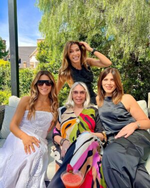 Catherine Fulop Instagram - La octavita de mis 60 jajaja!!! Que siga el baile 🥂🎂
Gracias Gracias Gracias a todos mis seres queridos
Y agradecimientos especiales a mi querida @adairehernandez por su entrega y sorprenderme con una hermosa serenata de la mano de los genios @alfredoviedoficial 
@marive___ 
@armoniabandoficial y mil gracias @alctransfers por traer a mis invitados.
@growlerstore.ar quien nos acompañó con toda la bebida.
Toda la familia de @malta58ccs 
Mi pana Martín que nos deleitó con sus tragos gracias 
@swizzologist gracias 
Toda la decoración de @cotioficial 
Mi hermanita @renatapatisserie 
Y acá les dejo lo que me escribieron mis amigas!!!! Algo de lo que yo soy 
Hoy, celebramos no solo tu cumpleaños, sino también todos los momentos que vivimos juntas. Cuando llegaste al colegio , la división de A y B , que liooooo , el primer grado , . Muchas de las que estamos acá nos convertimos casi en tu familia . Tu fiesta de40 te acordas ???? Éramos tan jóvenes !!!!! Las risas, las las conversaciones profundas, cada uno de los recuerdos que hemos acumulado a lo largo de todo este tiempo. Gracias por  ser la persona que sos , somos afortunadas de tenerte entre nosotras . Sos leal , sos cercana , sos pilas , sos sensible , sos amiga , sos compañera . Es escuchar en nuestra a Argentina una tonada venezolana un chama , un marica , una vaina , tequeños … y todo nos remite  a vos !!!! Te adoptamos Cathy !!!!… solo te deseamos felicidad !!!!
Se les quiere mi gente ♥️