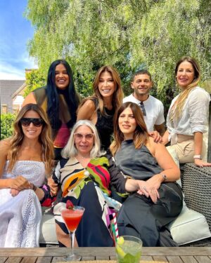 Catherine Fulop Instagram - La octavita de mis 60 jajaja!!! Que siga el baile 🥂🎂
Gracias Gracias Gracias a todos mis seres queridos
Y agradecimientos especiales a mi querida @adairehernandez por su entrega y sorprenderme con una hermosa serenata de la mano de los genios @alfredoviedoficial 
@marive___ 
@armoniabandoficial y mil gracias @alctransfers por traer a mis invitados.
@growlerstore.ar quien nos acompañó con toda la bebida.
Toda la familia de @malta58ccs 
Mi pana Martín que nos deleitó con sus tragos gracias 
@swizzologist gracias 
Toda la decoración de @cotioficial 
Mi hermanita @renatapatisserie 
Y acá les dejo lo que me escribieron mis amigas!!!! Algo de lo que yo soy 
Hoy, celebramos no solo tu cumpleaños, sino también todos los momentos que vivimos juntas. Cuando llegaste al colegio , la división de A y B , que liooooo , el primer grado , . Muchas de las que estamos acá nos convertimos casi en tu familia . Tu fiesta de40 te acordas ???? Éramos tan jóvenes !!!!! Las risas, las las conversaciones profundas, cada uno de los recuerdos que hemos acumulado a lo largo de todo este tiempo. Gracias por  ser la persona que sos , somos afortunadas de tenerte entre nosotras . Sos leal , sos cercana , sos pilas , sos sensible , sos amiga , sos compañera . Es escuchar en nuestra a Argentina una tonada venezolana un chama , un marica , una vaina , tequeños … y todo nos remite  a vos !!!! Te adoptamos Cathy !!!!… solo te deseamos felicidad !!!!
Se les quiere mi gente ♥️