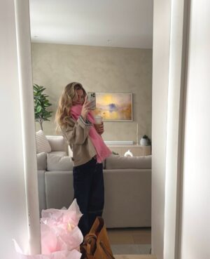 Catherine Paquin Instagram - H O M E 💭🎞️🕯️🪞🧸🤎

& Concours GAGNE 1000$ chez Bain Depot !! On voulait remercier les gens qui ont écouter CATH PEACH RÉNOVE 

Pour participer : 
Slide dans mes dms pour me dire pour quel raison j’utilise ma carte blanche dans le dos d’Antoine (hihi, la réponse est dans le show) 
Une fois que c’est fait commente un coeur bleu ici ‘🩵’ ou ‘💙’
& assures toi de suivre @baindepot & @catherinepeachh

Bonne chance 📺🍿
Gagnant annoncé le 10 février !!
#partenaire