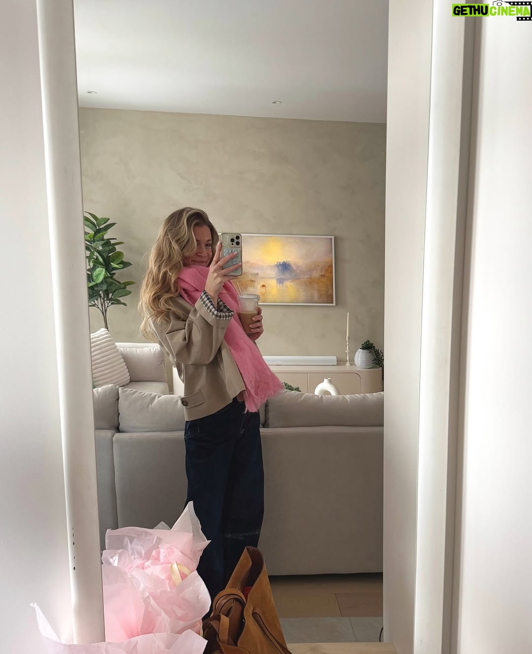 Catherine Paquin - 14.1K Likes - H O M E 💭🎞️🕯️🪞🧸🤎
& Concours GAGNE 1000$ chez Bain Depot !! On voulait remercier les gens qui ont écouter CATH PEACH RÉNOVE
Pour participer :
Slide dans mes dms pour me dire pour quel raison j’utilise ma carte blanche dans le dos d’Antoine (hihi, la réponse est dans le show)
Une fois que c’est fait commente un coeur bleu ici ‘🩵’ ou ‘💙’
& assures toi de suivre @baindepot & @catherinepeachh
Bonne chance 📺🍿
Gagnant annoncé le 10 février !!
#partenaire