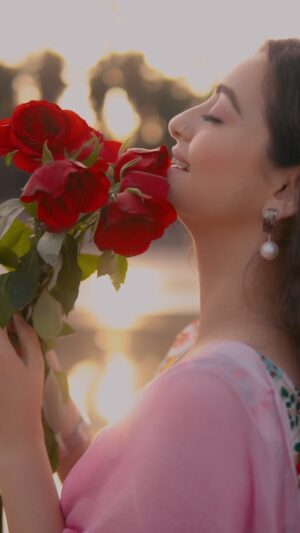Chahat Pandey Instagram - 😊 Grace in every wave, love in every petal, and peace in every moment. 🌊🌹✨

Embracing the beauty of life, Self Love isn't just feeling, it's a whole Vibe. ❤️

Outfit By : @ekori_official
Shot & Edit By : @nikhilpsawant

#selflove #shoot #ChahatPandey #Chahat #saree
