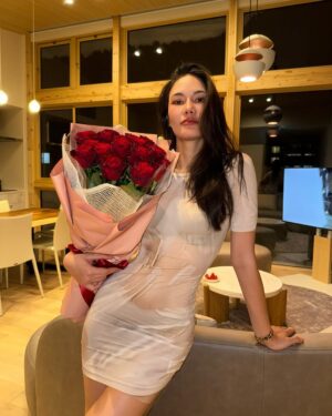 Chalita Suansane Instagram - ดอกไม้สวยเนอะ!🫣🌹